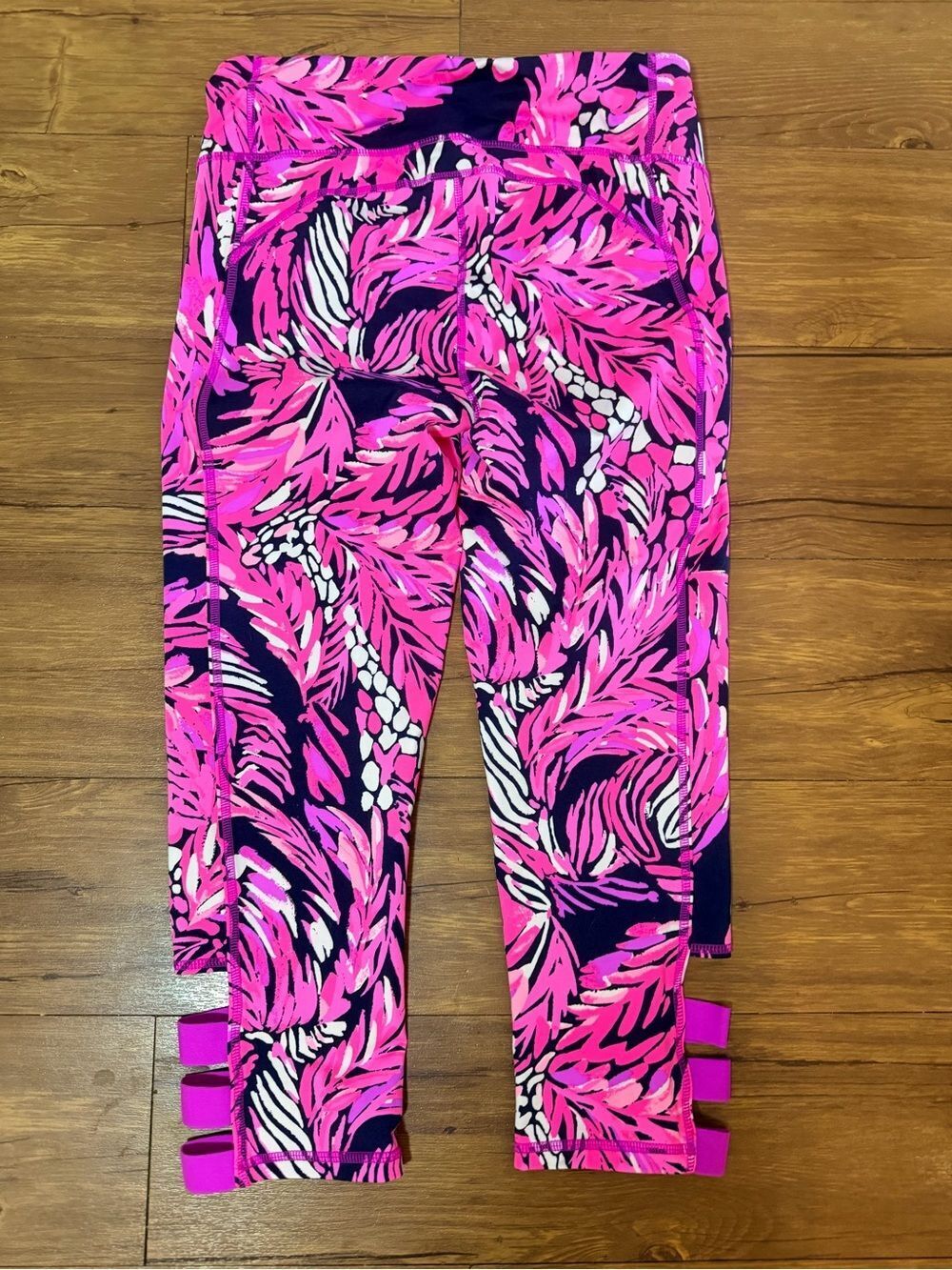 Lilly Pulitzer Luxletic Weekender Cropped Leggings Medium A Jungle In Here Print - Picture 8 of 10